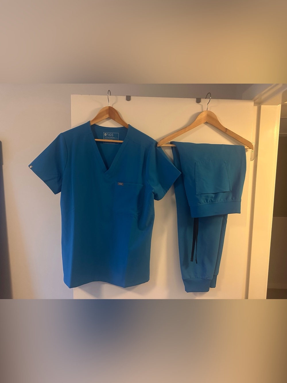 FIGS Like New Women's Blue Horizon Scrub Top and Jogger Set L